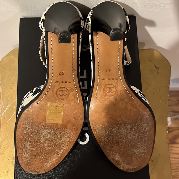 Chanel black and white shoe - Picture 4 of 4